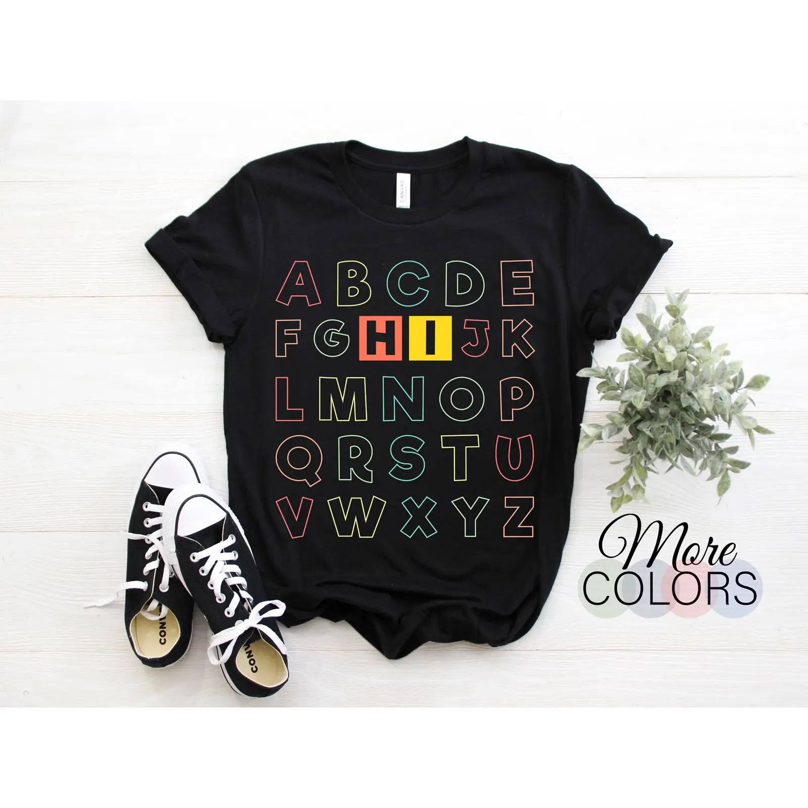 Kids First Education - เสื้อยืดเด็กเล็กพิมพ์ลายตัวอักษร ABC สนุกสนาน เหมาะสำหรับครู อาจารย์ ผู้สอนในโรงเรียนอนุบาล